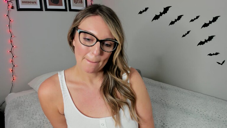 AlisonHomeAlone's Streamate show and profile