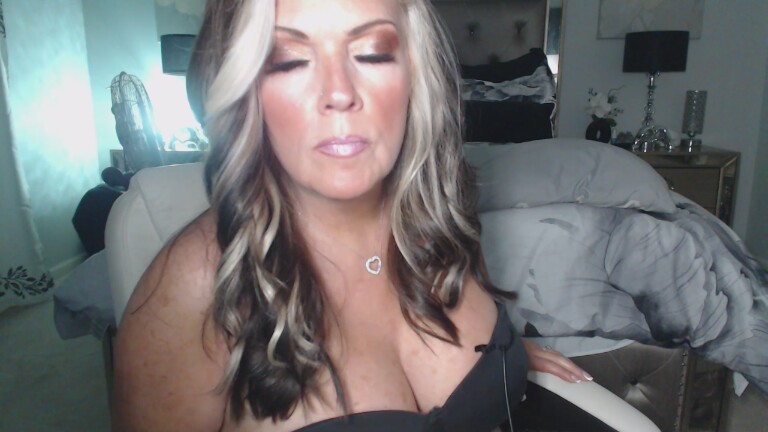 LexisLove's Streamate show and profile