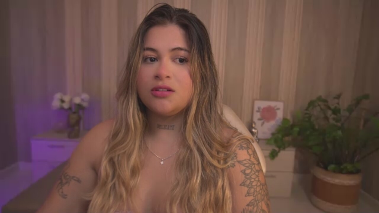 Ela_Curvy