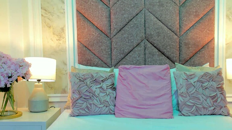 ScarletShinee's Streamate show and profile