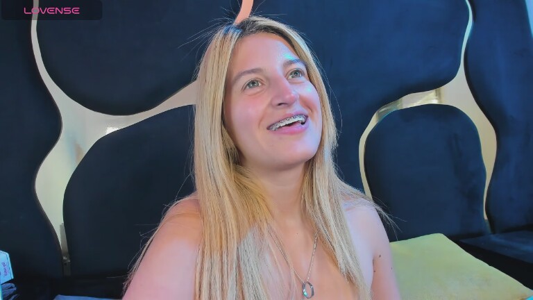 GiaRoussel21's Streamate show and profile