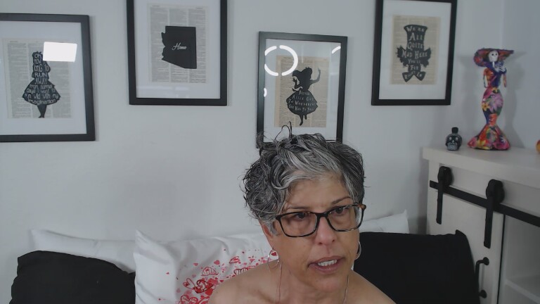 IzzyOnCam's Streamate show and profile