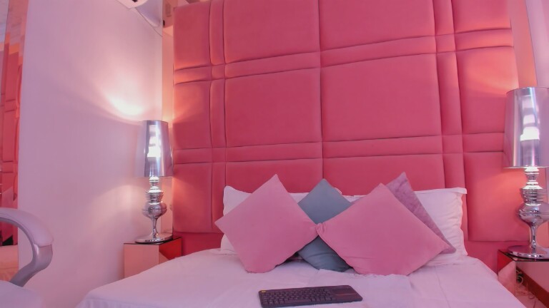 hollyBrisstol90's Streamate show and profile