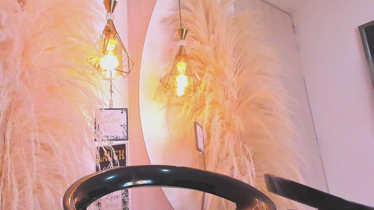 SaraDiesss's Streamate show and profile